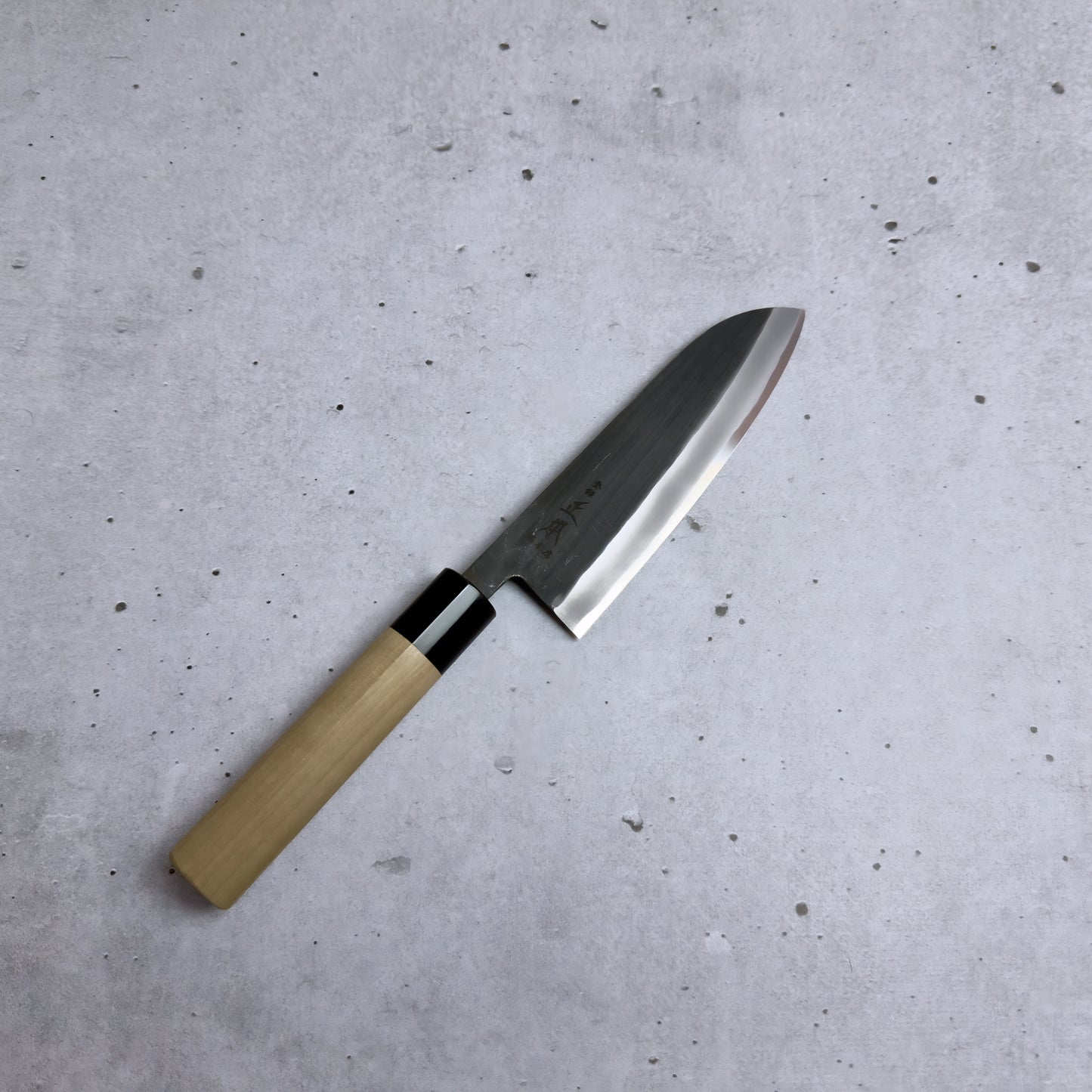 Masamoto KA Santoku 170mm - Aogami#2, Kurouchi (Wykończenie Kowalskie)